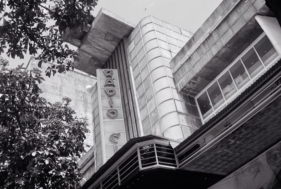 GFdeVenezuela's tweet photo. El diseño del Teatro Radio City, a cargo del Arq. Natalio Yunis, era de estilo Art Déo con elementos pseudomodernistas de los 50s 📷 Caracas Shots https://t.co/wOu3NcH0Kc