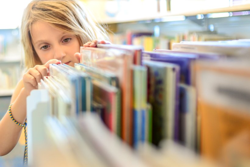 ReadingRockets's tweet photo. Summer tip: Research all the books by your favorite author. See how many you can read together over the summer. More:  https://t.co/TEMCBB5F5p https://t.co/JgFCMqslzG