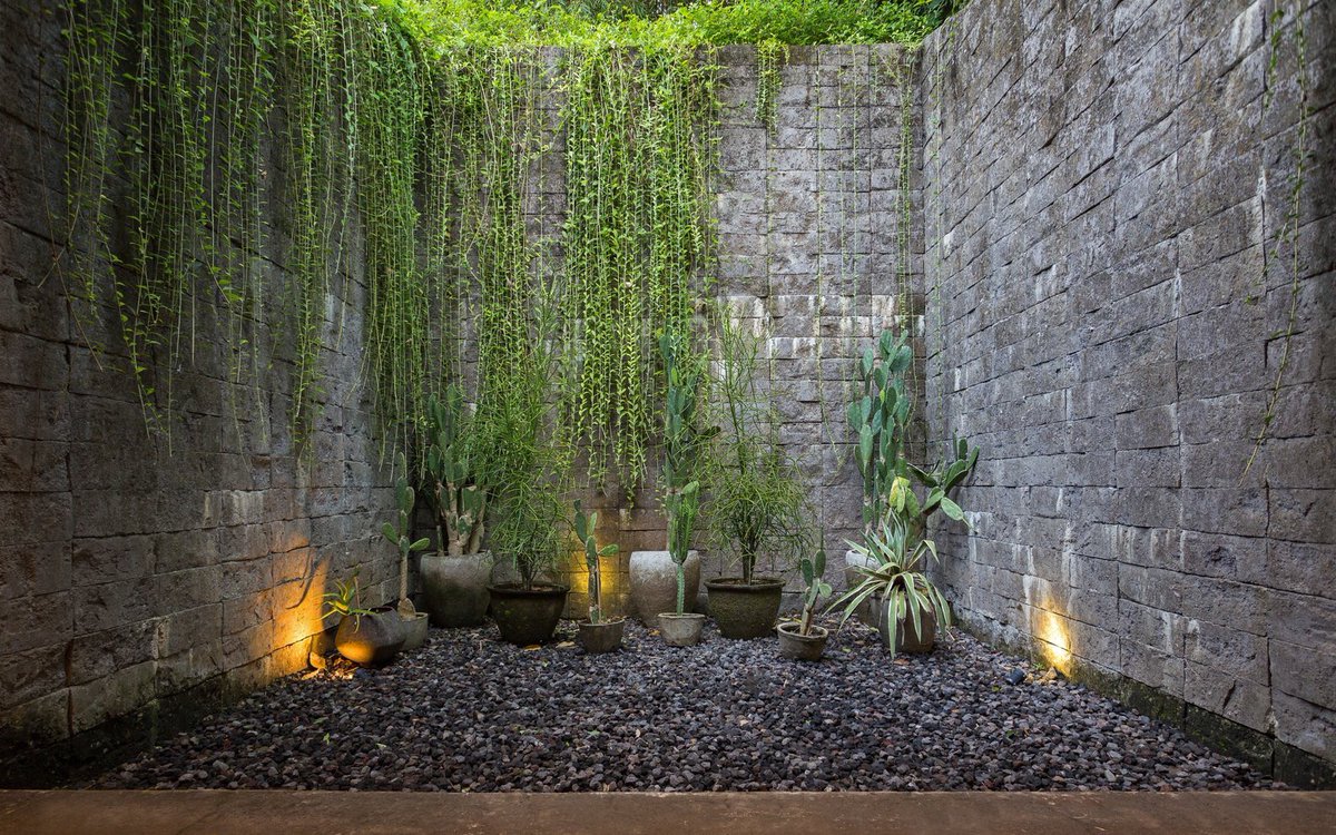 ProTecDi's tweet photo. ¿Este #FelizFinde inicias tu #vacaciones, en #Argentina? ¿Y si visitas #Buwit, al suroeste de #Bali, en su zona costera? Arquitectura conectada con entorno y topografía.
Villa Camaleón.
Word of Mouth House.
Kediri / Indonesia.
#100x100MasterHouses.
1015 m².
2017. https://t.co/FEYZV27FYF