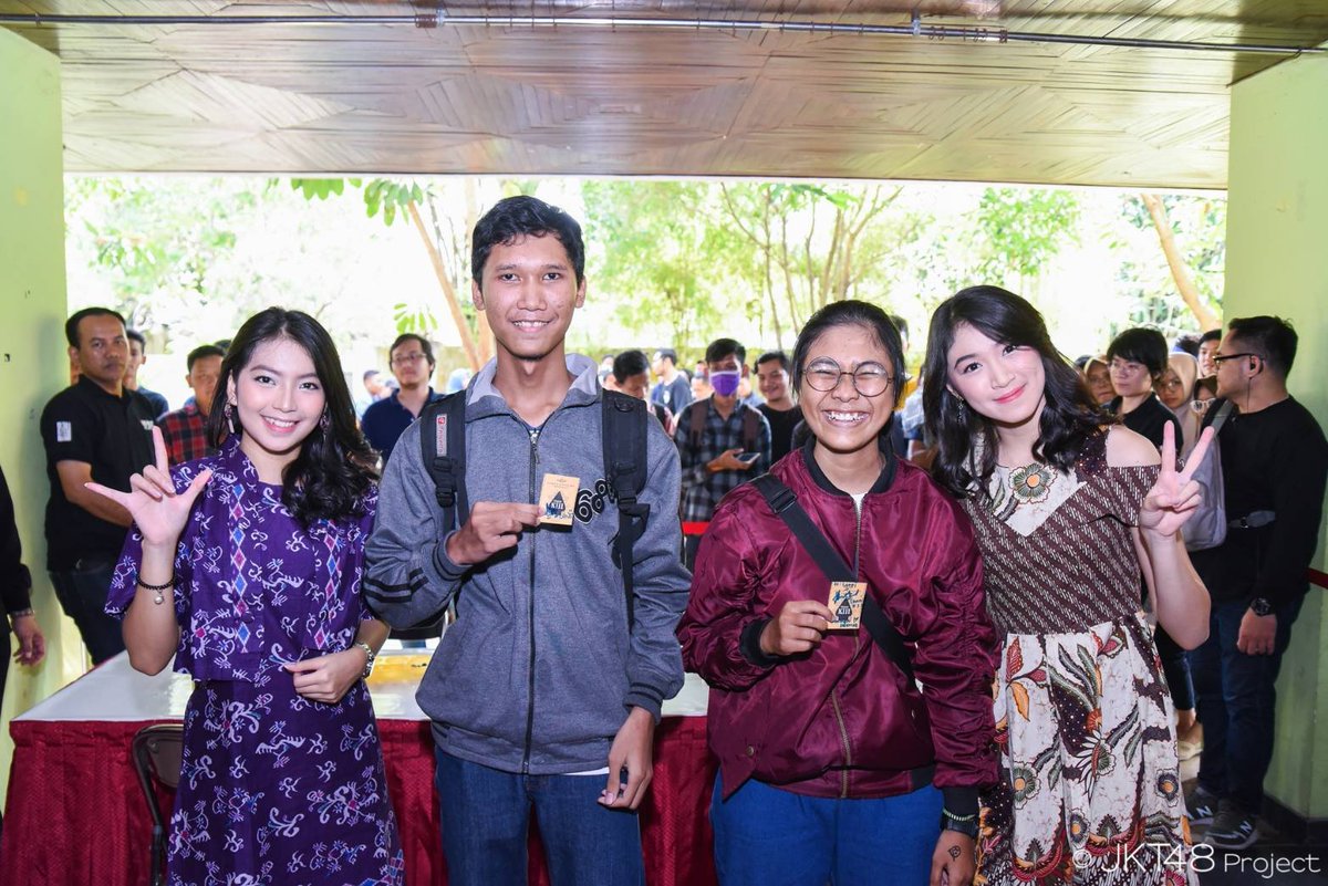 Halo... Inilah potret-potret bahagia beberapa pemenang dari games yang diadakan di JKT48 Circus Yogyakarta! Jadi rindu keseruan waktu itu ya... Oh iya, selamat ya! 
Hayooo.. ini kamu bukan?
