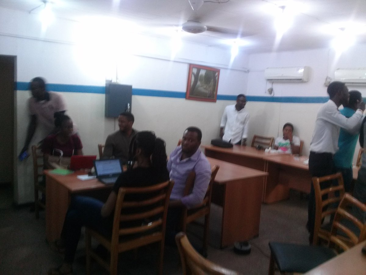 Clinic4Journos's tweet photo. After a rigorous teaching session, the class is split into groups for projects. Group leads gearing up to make their presentations #ExplainerJournalism @BusinessDayNg @roselineamadi @izik208 @Micheal62950194 @EmekaUcheaga @EzeSobechukwu @cindymillz1 @araisokun https://t.co/eu42RhrqtP