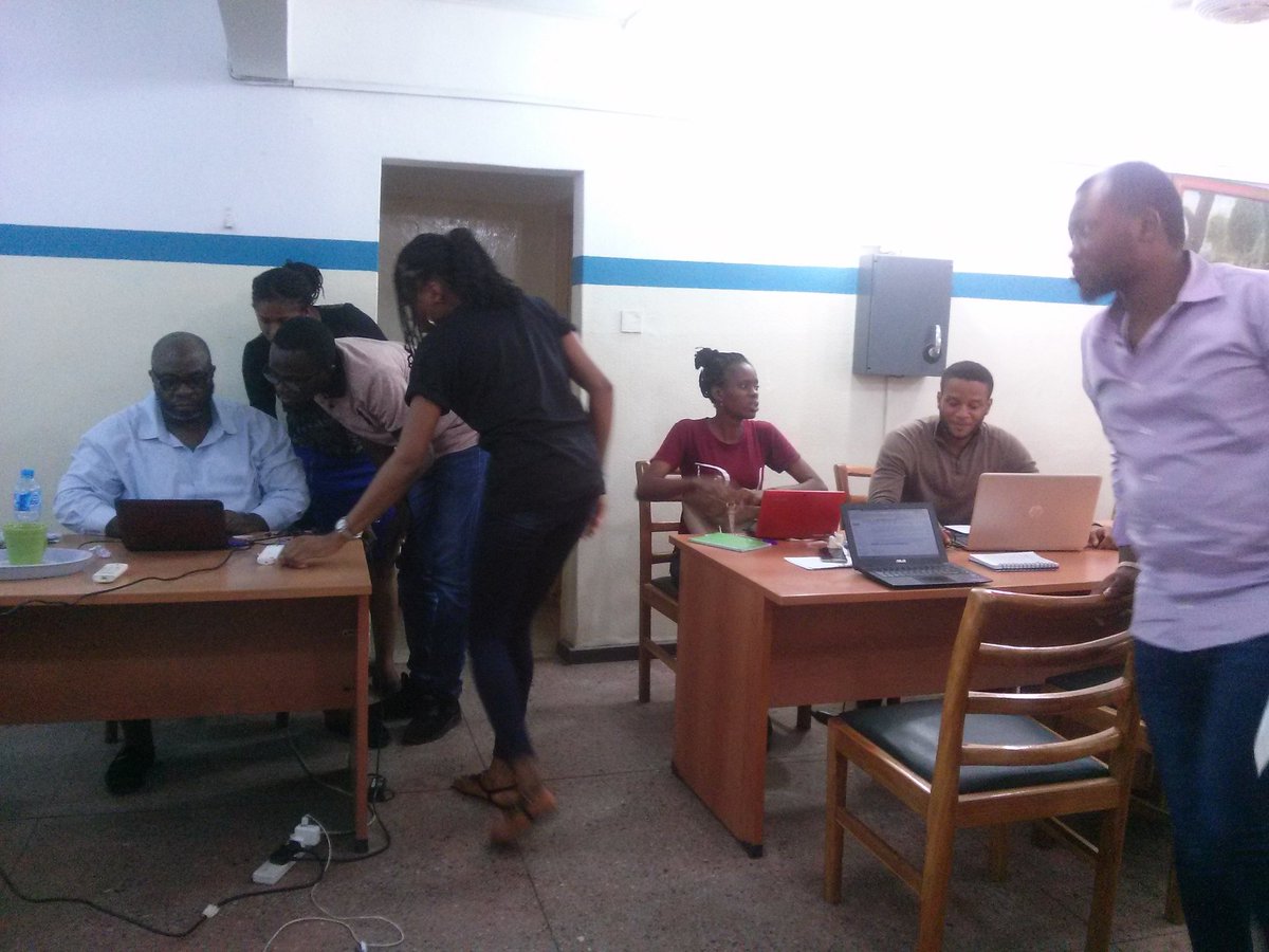 Clinic4Journos's tweet photo. After a rigorous teaching session, the class is split into groups for projects. Group leads gearing up to make their presentations #ExplainerJournalism @BusinessDayNg @roselineamadi @izik208 @Micheal62950194 @EmekaUcheaga @EzeSobechukwu @cindymillz1 @araisokun https://t.co/eu42RhrqtP