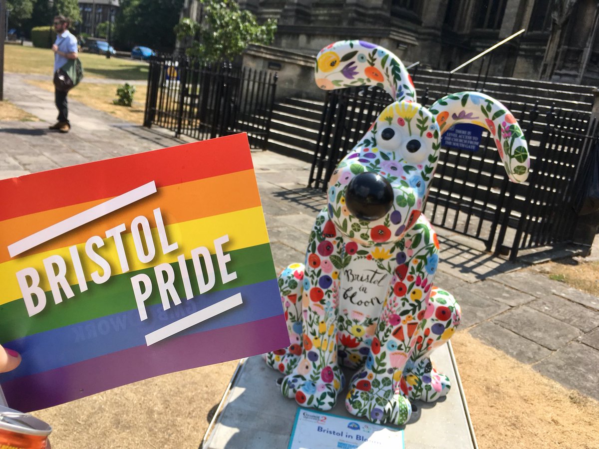 EmilyFryCEng's tweet photo. 👷‍♀️👷‍♀️🏳️‍🌈👷‍♂️👷‍♂️Everyone should feel free to be themselves #pride #marchforlove #inclusivity  @MottMacLife @MottMacDonald @BristolPride https://t.co/SfuLtEj1Fu