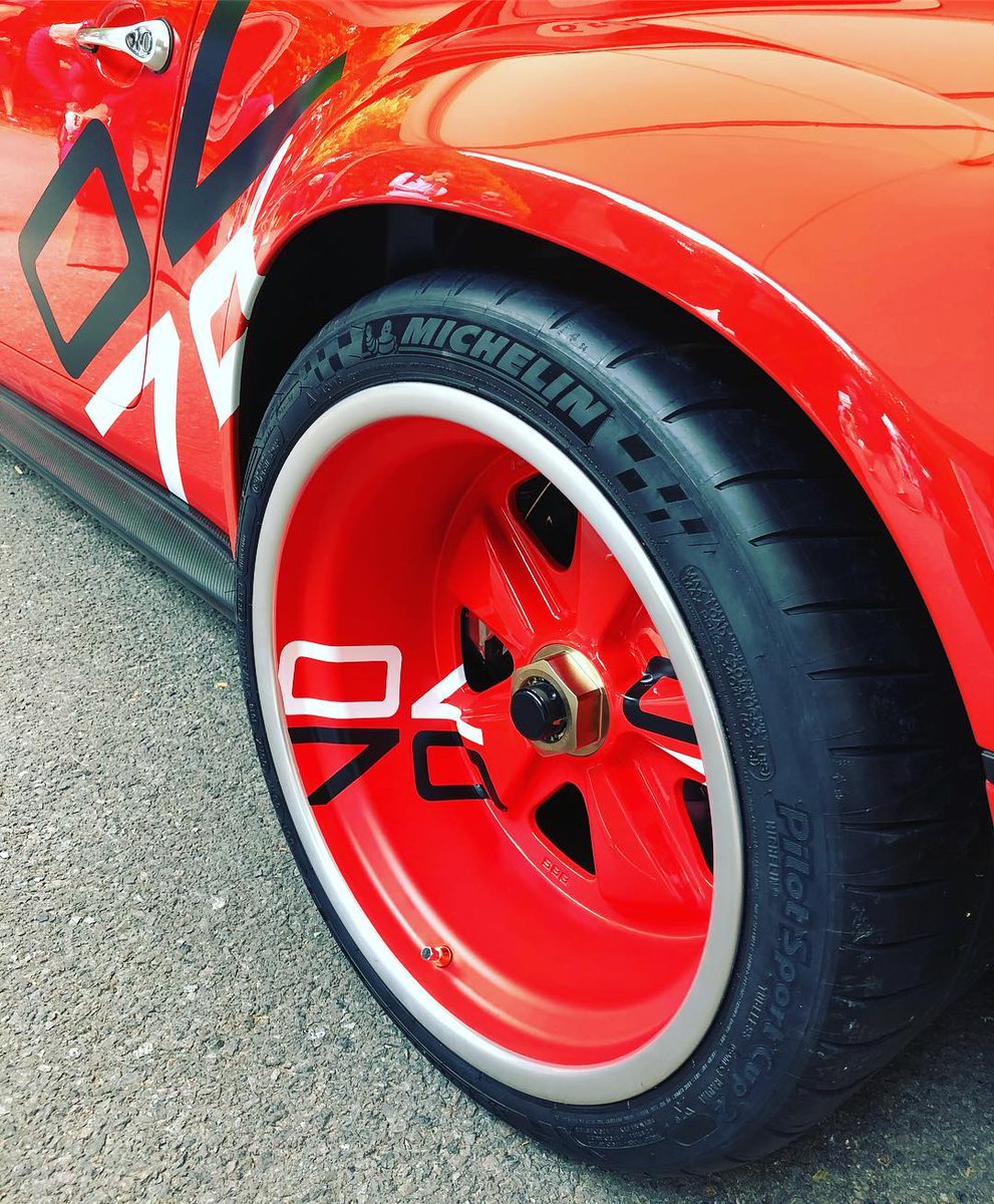 carrera4it's tweet photo. So beautiful in red! #SingerDesign #dlsprototype #GoodwoodFOS ❤❤ @19Edg91 @Tato1979 @11_Porsche @PorscheSauce @Porsche911UK @fokkerdude @BCJr @DP_Grouch @CarSnapped @LeahRebeccaUK @simonshieldcars @kewlkars https://t.co/Gpw1CKt3CU