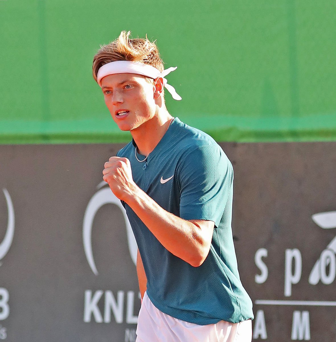 We hebben een Nederlandse 🇳🇱 finale in het enkelspel 🏆. Tim van Rijthoven verslaat de Braziliaan Orlando Luz met 6-2, 7-6 (10).