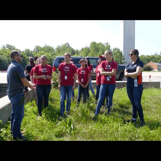 #WildlifeServices shows #AgDiscovery students the wildlife hazards and management practices the program conducts at airports like @MAAirport. Birds like Cooper Hawks can pose hazards to human safety and aviation - dispersal is a big part of the program! <a href="/Illinois_Alma/">University of Illinois</a>