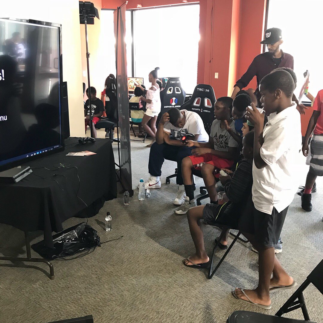 StiikxG's tweet photo. Taste of Oakland at the Tony Toni Tone museum #keepgaming #townbussiness https://t.co/TOMZt5WHIr