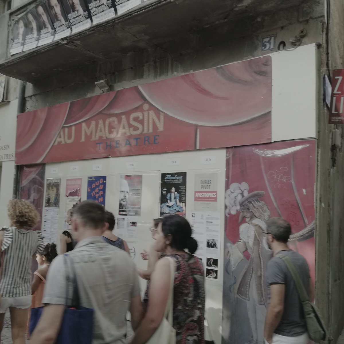 blog_bazart's tweet image. Ses. Affiches collées. Partout.. Ses. Comédiens - plus ou moins-stars dans les. Rues. Ses..artistes. Un. Peu déjantés. Ses..terrasses de café accueillantes... #Avignon sera toujours avignon #OFF18