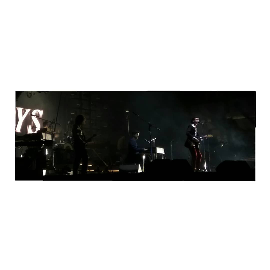 Indiiescreta's tweet photo. Tras la tempestad de la primera jornada, los @ArcticMonkeys ponen en pie el @madcoolfestival https://t.co/OsNSL0sOzA