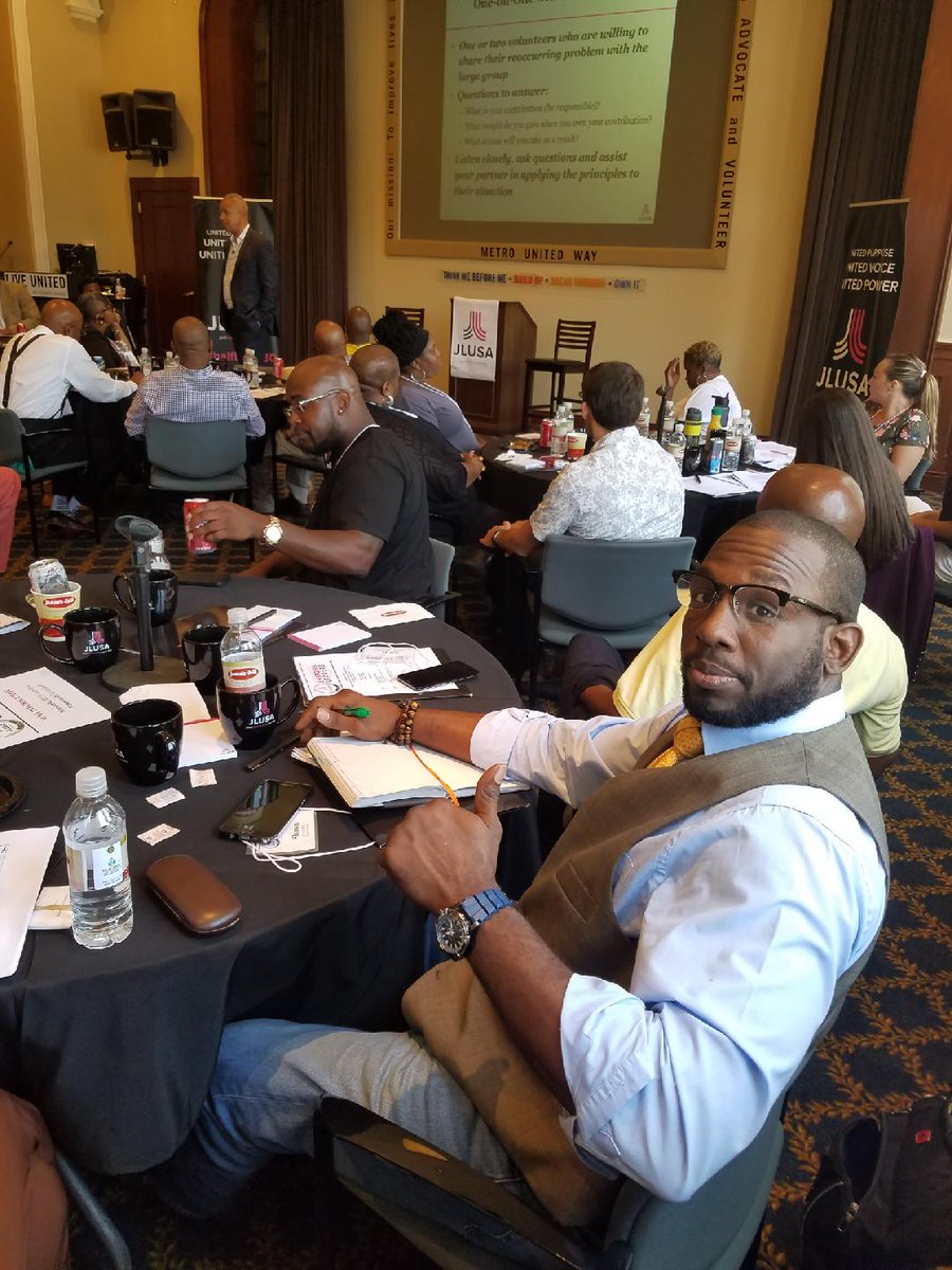 JustLeadersUSA's tweet photo. Shout out to JLUSA's LwC alumni making GREAT impact in #Louisville, #Kentucky - @SheltonMcElroy #LwC2016 and @shawngardner #LwC2017!  

Shawn was a table captain at today's #ELKY2018 training w/ an amazing group of people! 

This is LEADERSHIP &amp; this is how we get to #halfby2030! https://t.co/q9dc7bkXTp