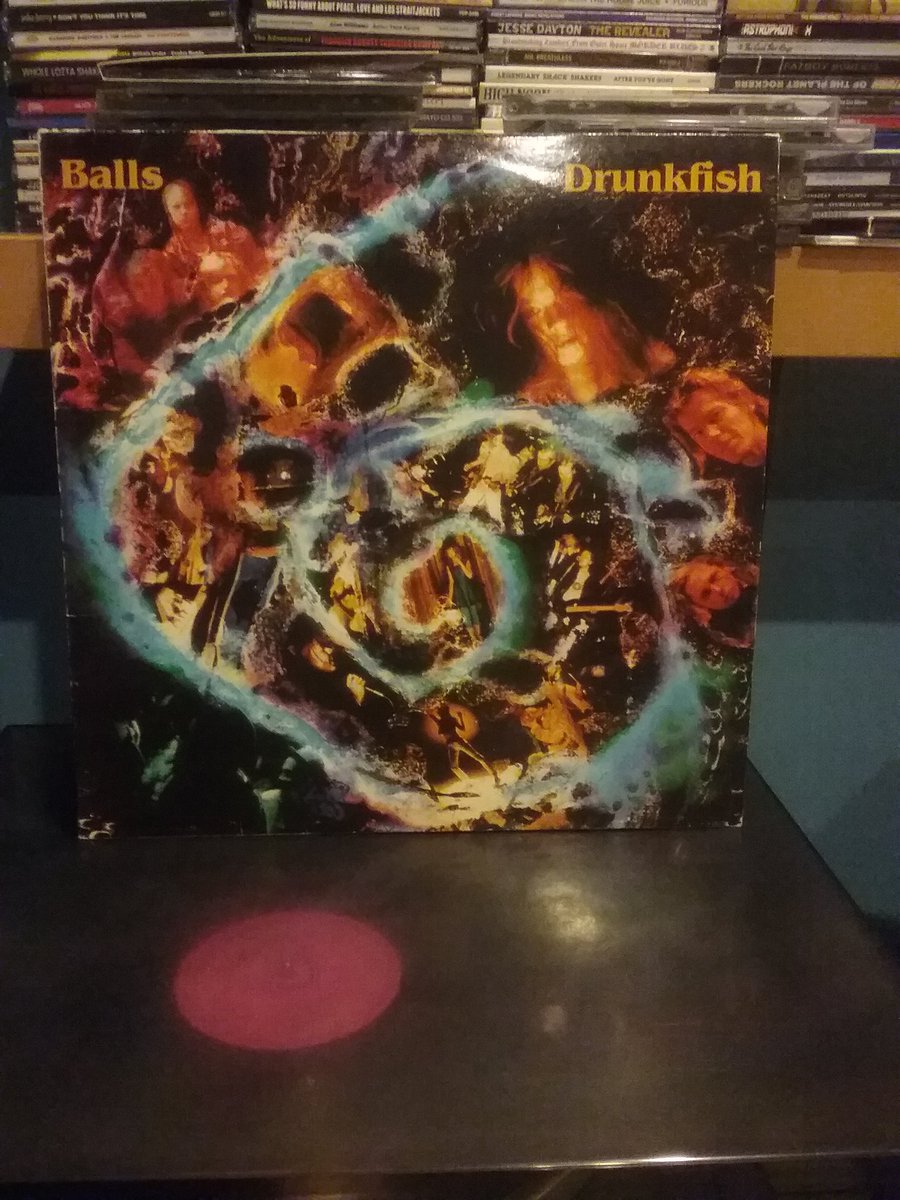 rockaholic67's tweet photo. Lauantai-illan #vinyylihetki. #tsih #balls #drunkfish https://t.co/DzfPlwn5bk