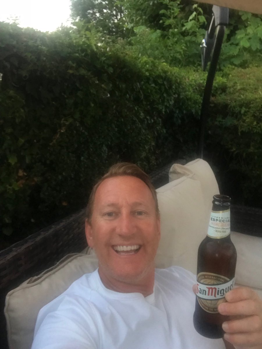 Back from Milan. Empty house. Party on my own. Happy Saturday everyone and no cobra 🍻but there’s still time to venture out. 😉