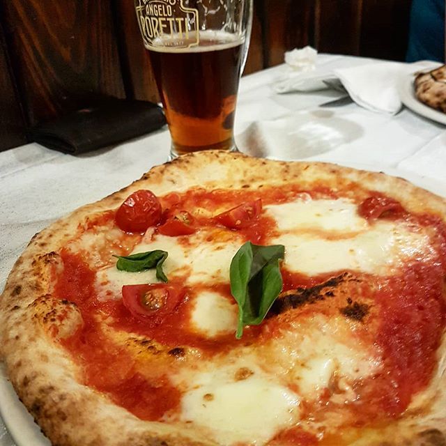 andreapater's tweet photo. Coppie che stanno molto bene insieme #pizza #bufalina #birra #maruzzella https://t.co/KdCIslSb6h https://t.co/K4VEvpmCQm