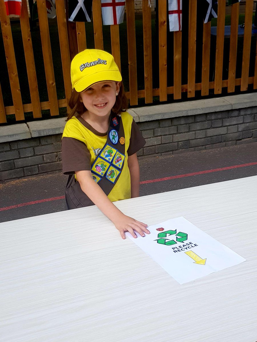 1stLSBrownies's tweet image. #WellDone to the Brownies (a Gnome &amp;amp; a Pixie) who attended their school summer fair in uniform to help as a special #GoodTurn.
They helped set up stalls, litter-picked; sold raffle tickets; directed people to games; put up signs, &amp;amp; took helpers water.
@Girlguiding @Guiding_LaSER