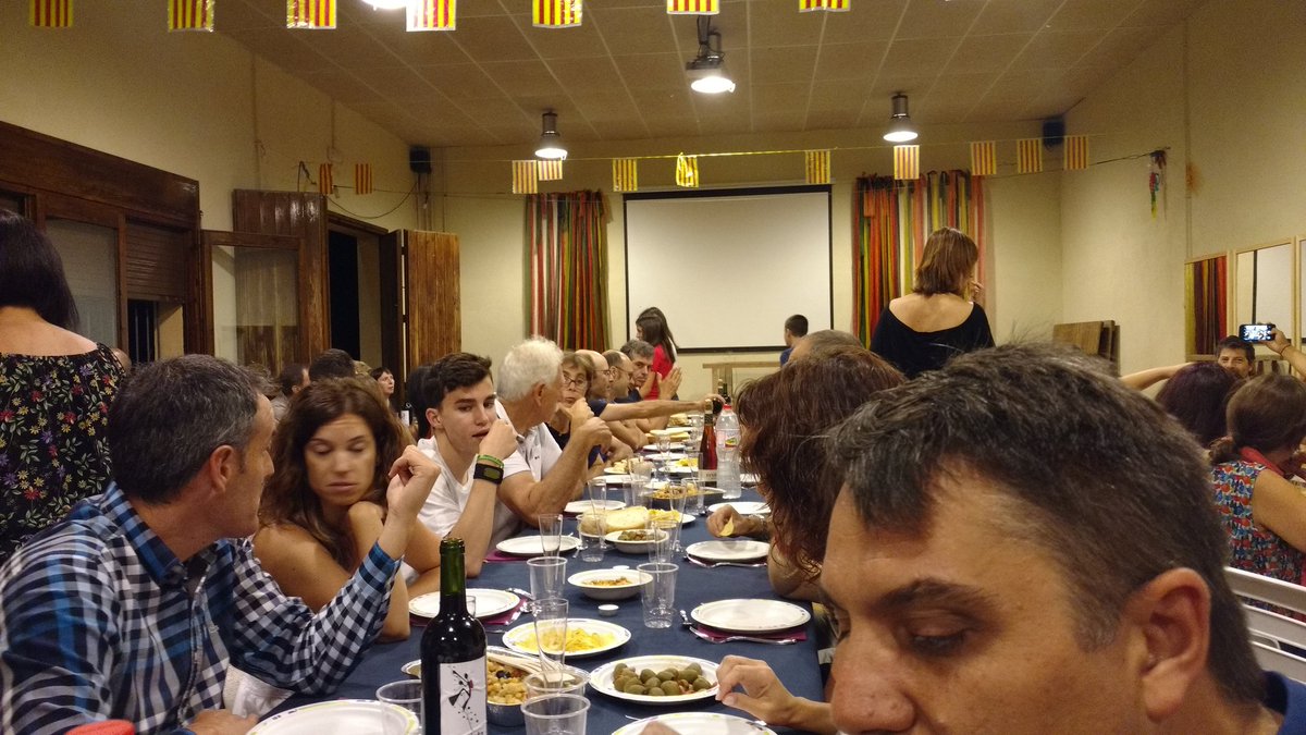 grobuab's tweet photo. Los amics del Bisaura nos han preparado una cena de despedida. Muchas gracias! #besora2018 https://t.co/VhxeUiFG6e