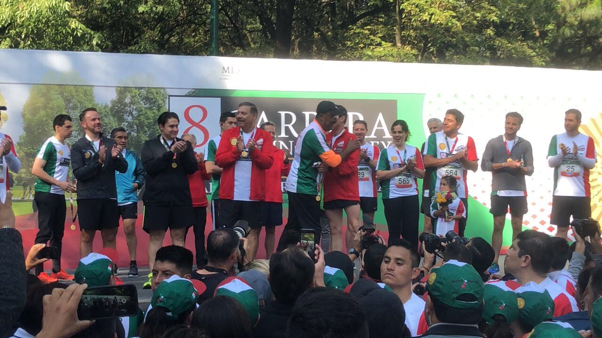 JuarezCisneros's tweet photo. Es un honor haber participado en la 8va carrera Molino del Rey. Agradezco al Presidente, @EPN el reconocimiento que me otorgó por mi participación en esta carrera. https://t.co/CTdWGjP9Iv