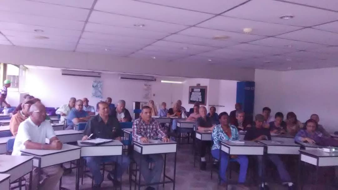 Bandera_Roja's tweet photo. #14Jul
Con la asistencia de dirigentes magisteriales de #Caracas,  #Vargas y #Miranda, se realiza zonal de la Unidad Democrática del Sector Educación #UDSE. Debaten sobre la situación del sistema educativo y las acciones para conquistar un #SalarioDigno y salvar la escuela. https://t.co/KnQkVT4Cws