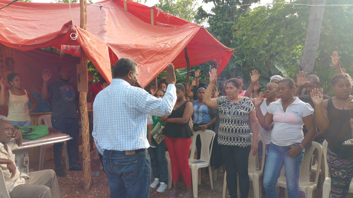juventud_luis's tweet photo. Juramentacion del primer equipo #barriopueblonuevo1 barahona @BarahonaCon  @ReinaldoPared  @temomontas @Robertdelacruzw #CarlitoPared https://t.co/sM6BPXHS8n