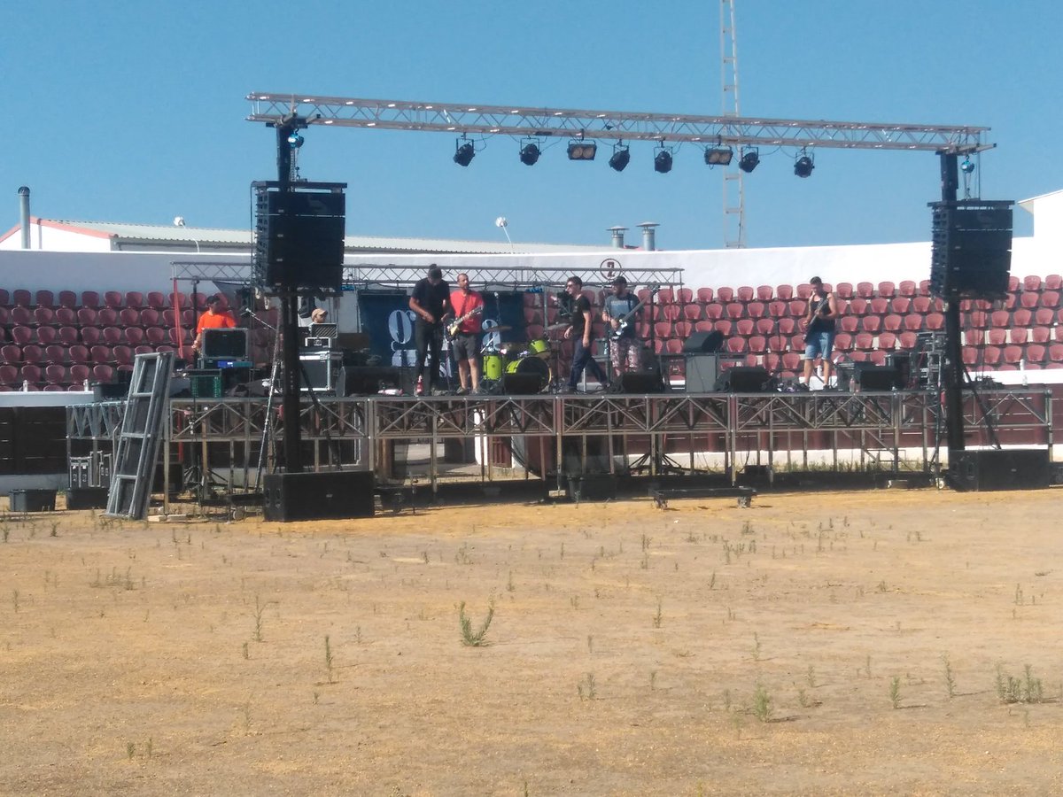 GrietaFest's tweet photo. Acabando el montaje y haciendo pruebas de sonido!! #Grietafest os espera esta noche. #VentorrillosRB @CalaVento @YoSoyAmatria y @LaJunglaBand https://t.co/aplhutfI5C