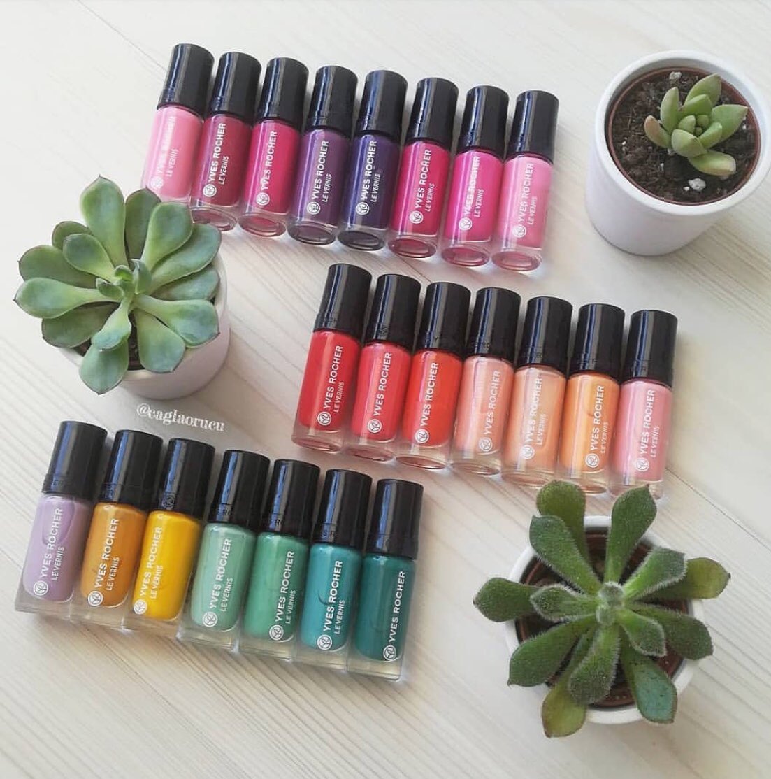 YvesRocherTR's tweet image. Rengarenk 🌈 tırnaklarla bir yaz 🔆 en sevdiğimiz! #büyükyazindirimi nde ojeler sadece 8.45 TL! 💁🏼‍♀️ #renklerindili #yvesrocherturkiye #yvesrochercomtr #actbeautiful