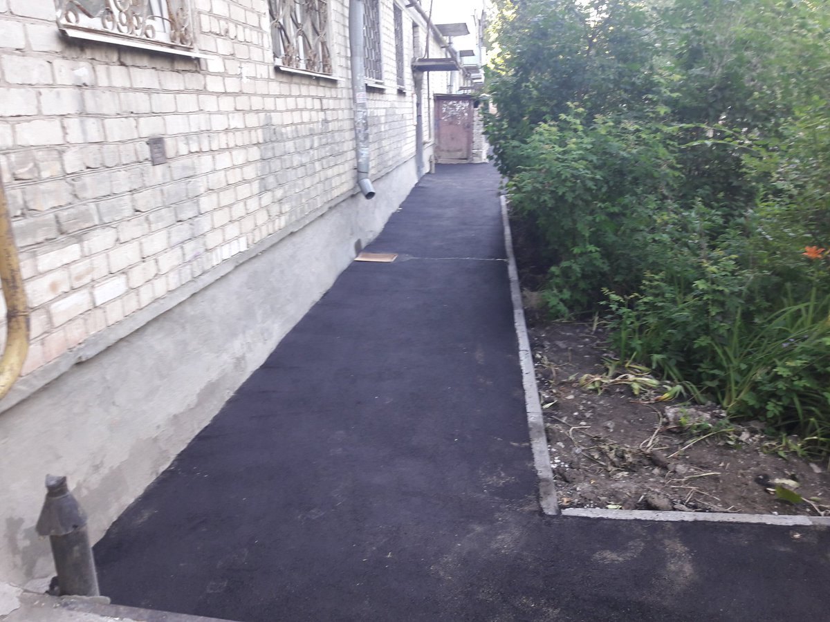 отмостка в многоквартирном доме. бетонная отмостка. отмостка многоэтажного дома. бетонная отмостка. отмостка вокруг многоквартирного дома.