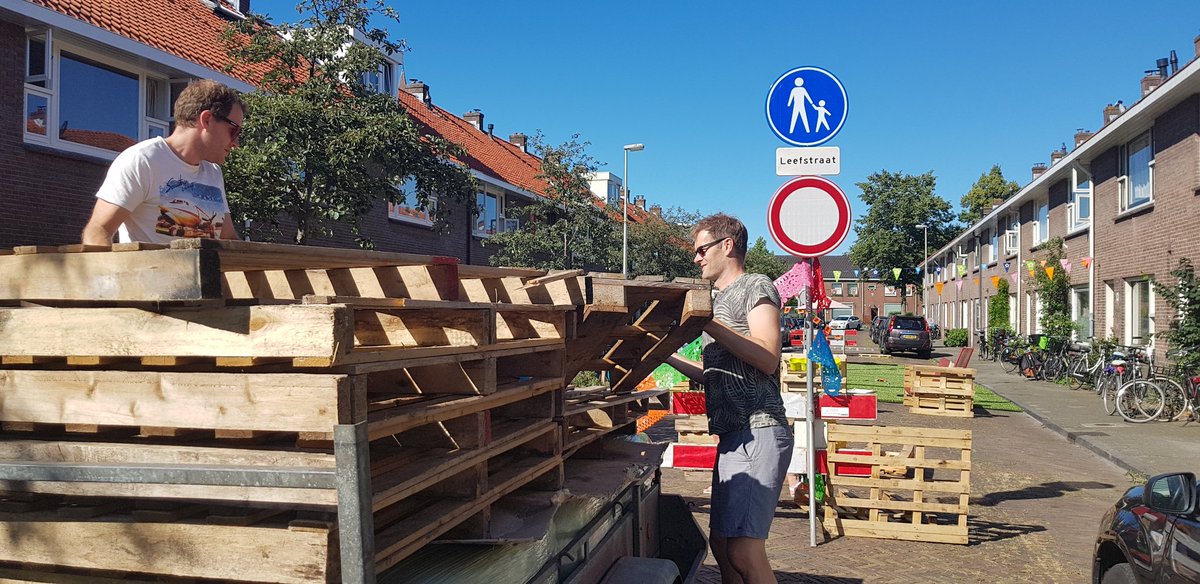 LRunstraat's tweet photo. En een nieuwe lading pallets! Morgenochtend klussen we verder. #leefstraat https://t.co/hhQ0UtGm2U
