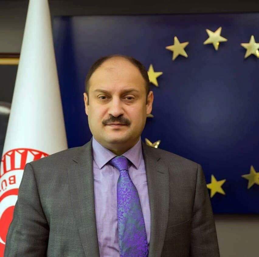 15 Temmuz Gecesi başkaları gibi saklanmadı.

Darbe haberinin geldiği gibi evinden çıkıp Milletin Onuru olan TBMM gitti.

Milletin iradesi olan Meclis’in açık olması gerektiğini söyledi.

#kasımgülpinar

Meclis’in bombalandığı sırada oradaydı 

Allah inananlarla Beraberdir