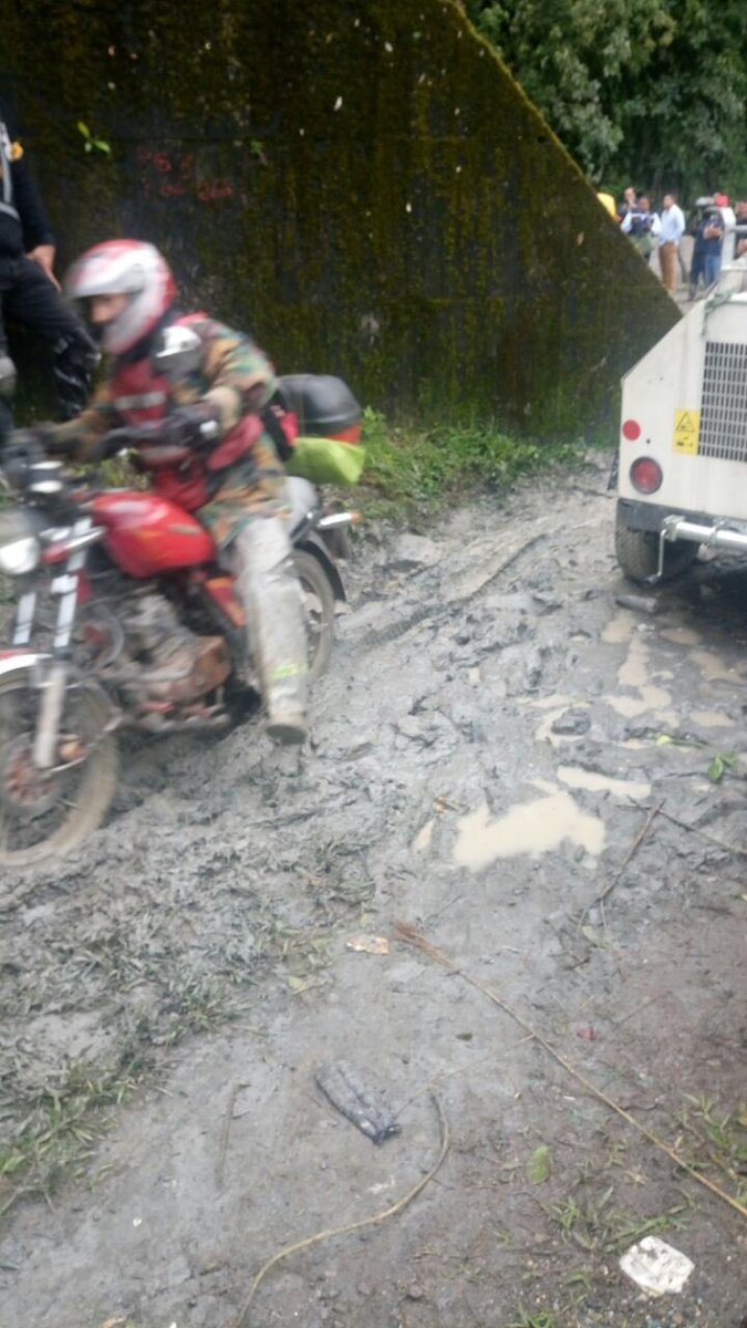 hbplay1's tweet photo. #HbPlayInforma Coviandes 9:00amSe habilito la vía sentido Bogotá- Villavicencio para evacuar los vehiculos represados entre el k57 al k62 inicialmente. Transitar por la vía con precaución #HbPlay #VíaBigotáVillavicencio #víaalllano @Coviandes @GobMeta https://t.co/RopeE3WKXz