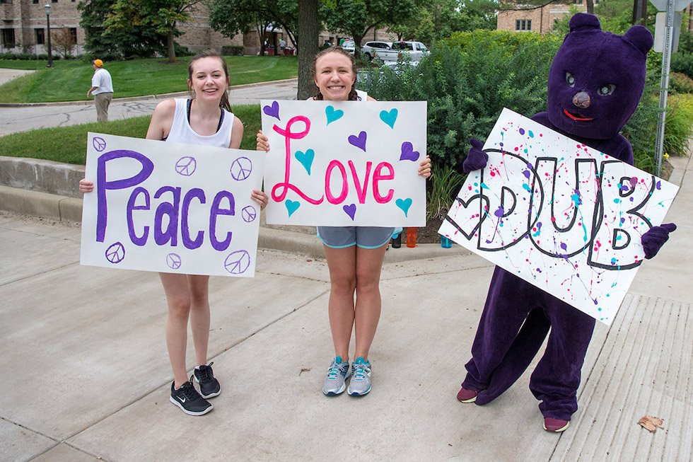 DailyDomer's tweet photo. Pasquerilla West Hall's Purple Weasel mascot joins residents to welcome incoming students. @PWweasels #photooftheday #dormaday
(Photo by Matt Cashore/Copyright University of Notre Dame) https://t.co/uSrLzdOacU