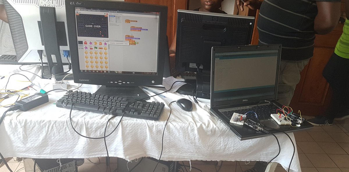 AnniePayep's tweet photo. J'ai passé ma fin de matinée de ce samedi à @geniuscenters avec ces enfants super heureux de commander leurs ampoules depuis leurs ordinateurs. Par ici on a choisi l'atelier #Domotique 😋🤗 #VacancesUtiles #tech #geniuscenter https://t.co/LU1ZVZrpKX