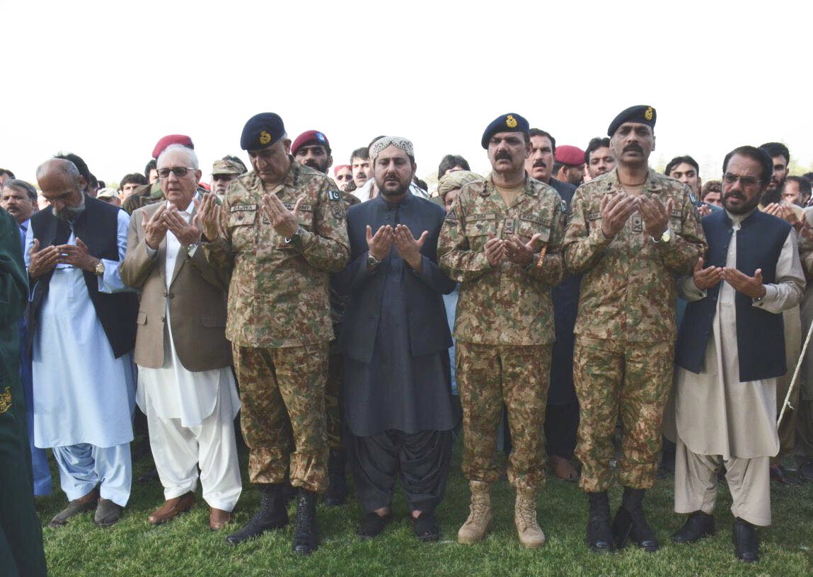 OfficialDGISPR's tweet photo. “We have lost a die hard brave patriot Pakistani who shall be remembered for his commitment and contributions for Pakistan. We as a nation have stood up to the challenges of terrorism &amp; extremism and shall defeat all inimical forces undeterred”, COAS. https://t.co/FZrWDlubJI