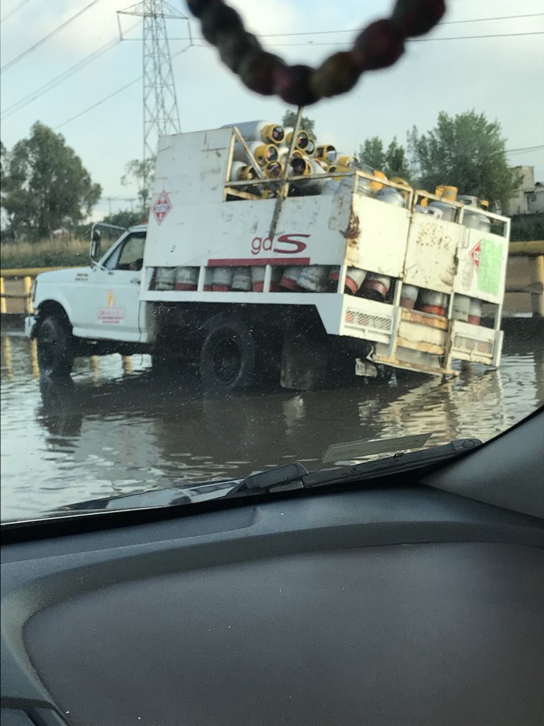rubens83781732's tweet photo. Y otra más, gracias a las inundaciones de cada año, camión de #flamagas cae en bache y caen cilindros con riesgo de explotar, gracias... #estadodemexico #PRI #PRImexiquense #peligrocomunitario #quientienelaculpa #mexiquenses #mexiquenseshartos https://t.co/PoYanzqLvW
