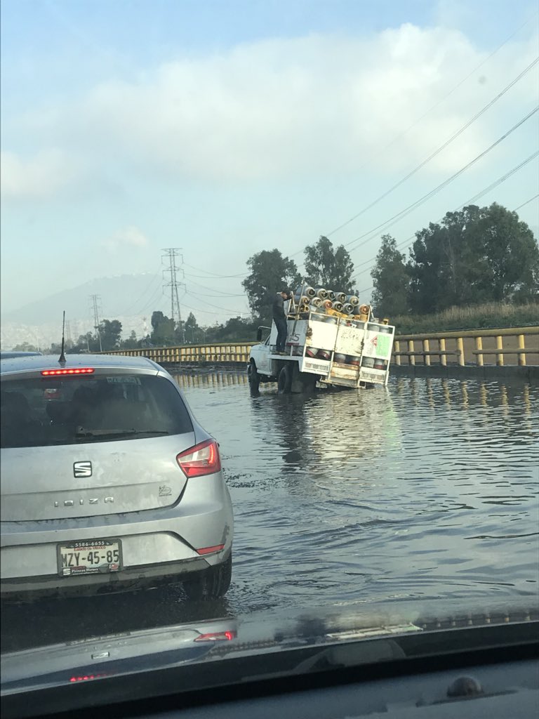 rubens83781732's tweet photo. Y otra más, gracias a las inundaciones de cada año, camión de #flamagas cae en bache y caen cilindros con riesgo de explotar, gracias... #estadodemexico #PRI #PRImexiquense #peligrocomunitario #quientienelaculpa #mexiquenses #mexiquenseshartos https://t.co/PoYanzqLvW