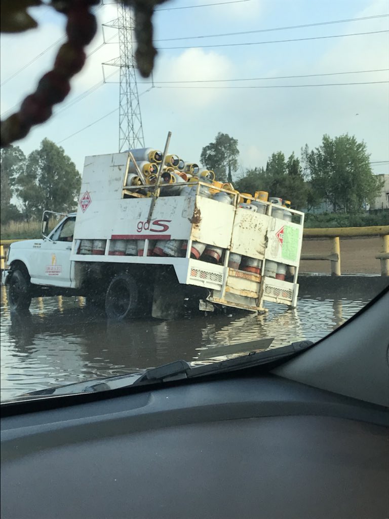rubens83781732's tweet photo. Y otra más, gracias a las inundaciones de cada año, camión de #flamagas cae en bache y caen cilindros con riesgo de explotar, gracias... #estadodemexico #PRI #PRImexiquense #peligrocomunitario #quientienelaculpa #mexiquenses #mexiquenseshartos https://t.co/PoYanzqLvW