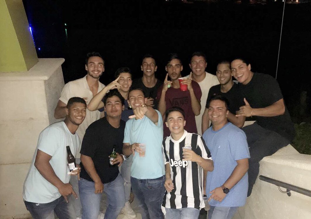 viictorvazzquez's tweet photo. No hay mejor sentimiento que ver a un hermano coronando en la vida📸💉 #porloquefalta #campeonvoyati #keepstraight https://t.co/LVi7Iq6mKs