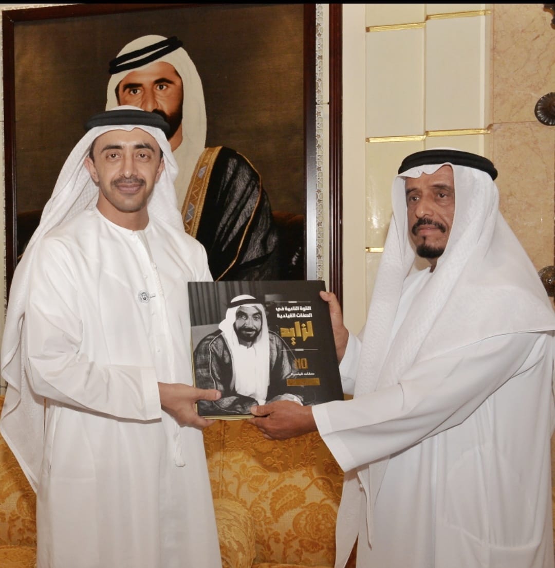 طلبت من مدير مكتب سمو الشيخ عبدالله بن زايد آل نهيان  / وزير الخارجية والتعاون الدولي ان يحدد  لي موعدا لكي اهدي فيه كتاب  ( القوة الناعمة في الصفات القيادية لزايد ) ..وكنت أنوي الذهاب إلى أبوظبي ..تفاجأت أن سموه يقرر زيارتي في بيتي بدبي لاستلام الكتاب.
( حد يلومنا في حبهم ) !
