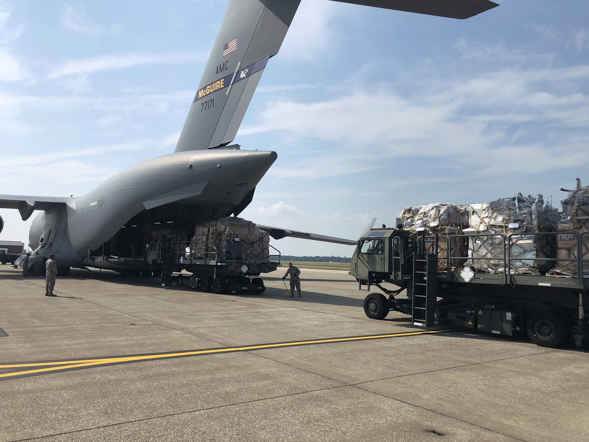 910AW_Commander's tweet photo. Job of the day, 2T2, Transportation Specialist. #ReserveCitizenAirmen who plan, prepare, load & offload cargo. Today they’re training on #Halverson loaders to ship #Denton humanitarian cargo. @USAFReserve @910AW https://t.co/Qpu7CxWTlk