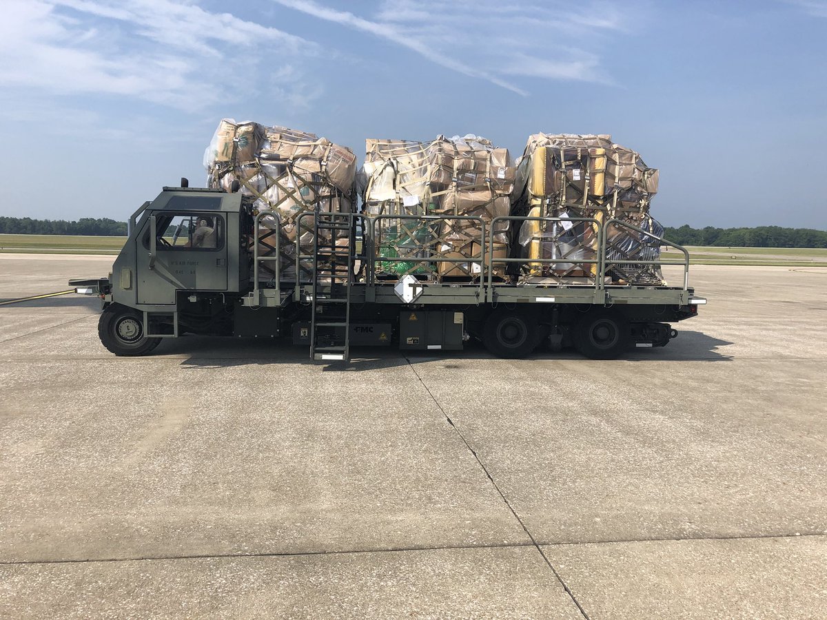 910AW_Commander's tweet photo. Job of the day, 2T2, Transportation Specialist. #ReserveCitizenAirmen who plan, prepare, load & offload cargo. Today they’re training on #Halverson loaders to ship #Denton humanitarian cargo. @USAFReserve @910AW https://t.co/Qpu7CxWTlk