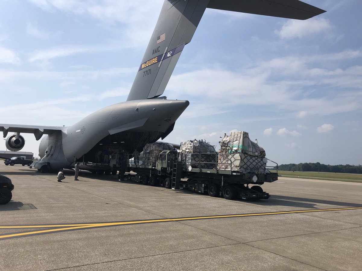 910AW_Commander's tweet photo. Job of the day, 2T2, Transportation Specialist. #ReserveCitizenAirmen who plan, prepare, load & offload cargo. Today they’re training on #Halverson loaders to ship #Denton humanitarian cargo. @USAFReserve @910AW https://t.co/Qpu7CxWTlk