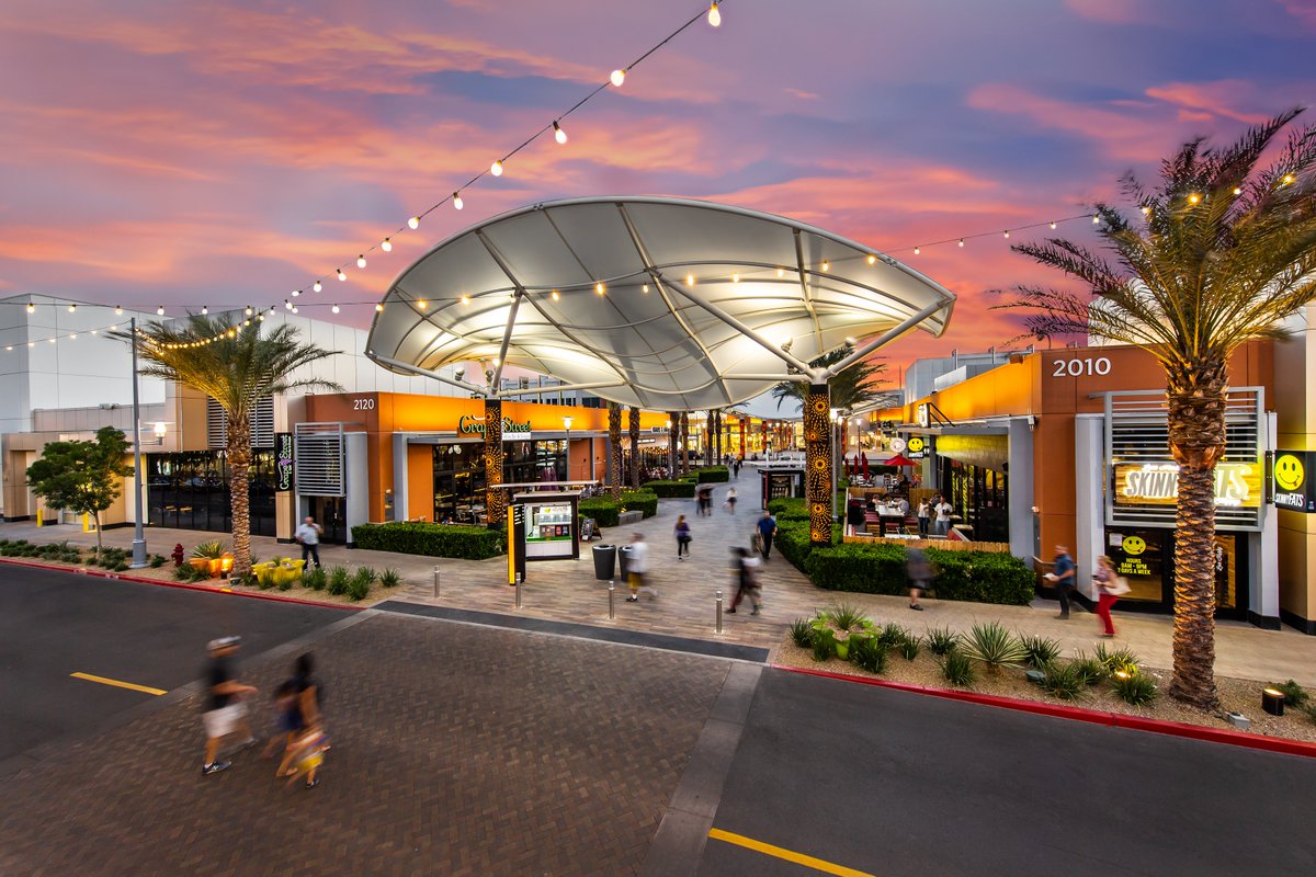 summerlinlv's tweet photo. The perfect place for weekend fun? Summerlin's fashion, dining, entertainment and sports destination - @DTSummerlin! #SummerlinLife https://t.co/dLxwzEOWjI