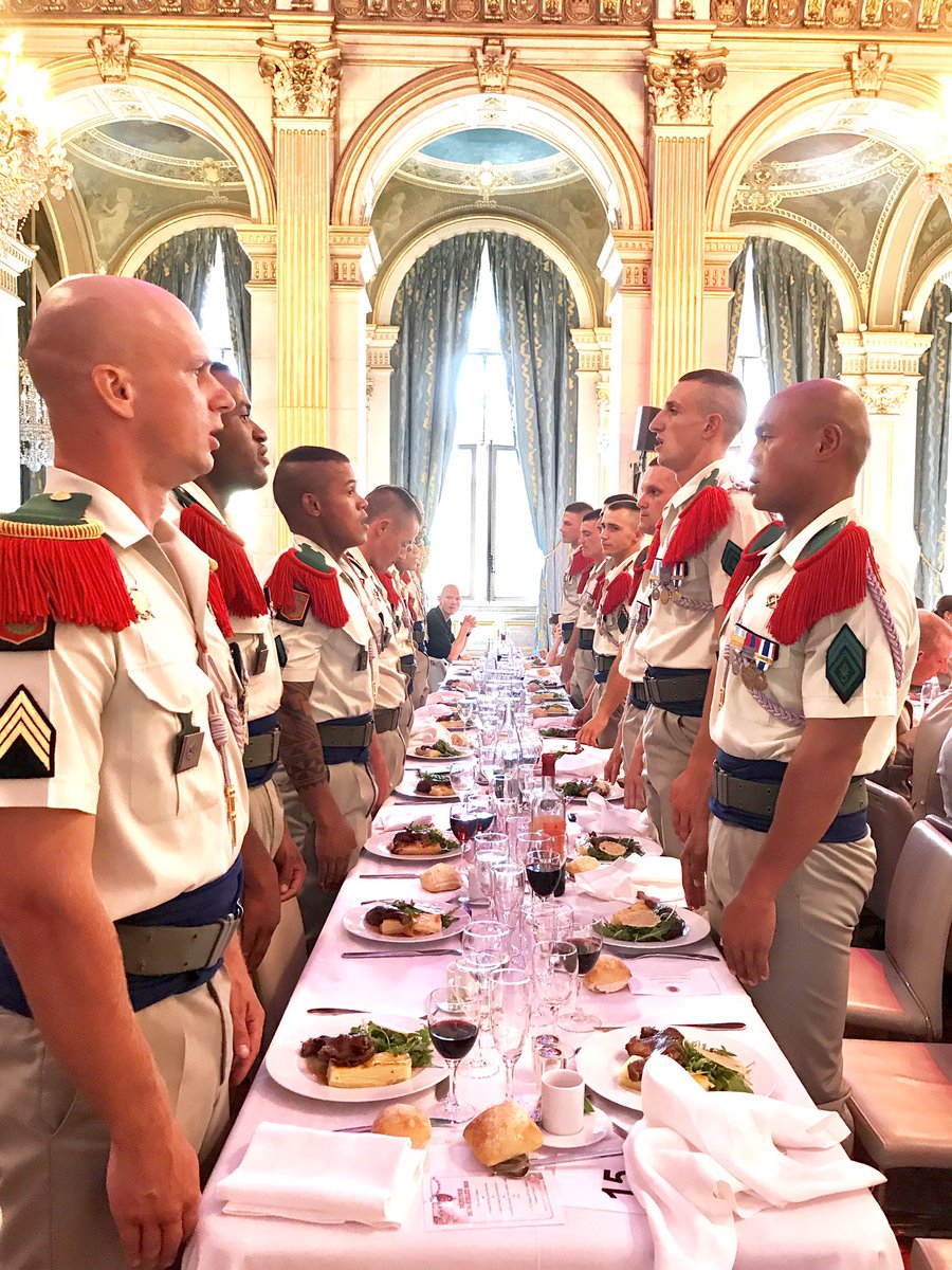 jdHAUTESERRE's tweet photo. Après le défilé du 14 juillet sur les Champs Elysées, déjeuner à l'Hôtel de Ville à la table de la 1ere Compagnie du 2eme Régiment Étranger d'Infantetie #legionetrangere #defile #14juillet #fetenationale #hoteldeville #paris #paris8 #placedelaconcorde #champselysees #commandcar https://t.co/cfbG9xTRXc
