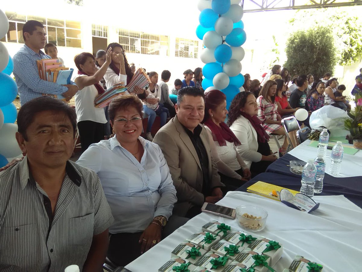 ClaudioRosasC's tweet photo. Con todo el gusto del mundo fui padrino de generación de la escuela primaria Rafael Ramírez Castañeda, en el barrio de Jesús Tlatempa. https://t.co/Gu871KGvGK