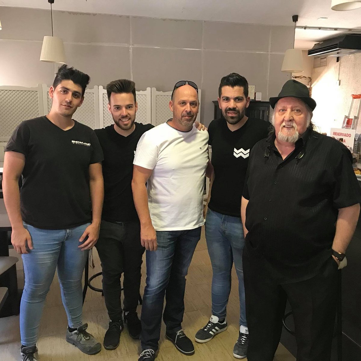 Pues si amig@s, ya estamos en Pueblanueva (To). Esta noche os esperamos a todos y a TODASSS en el Polideportivo Valdegansos. No faltéis !!!!!!!!      Viva la música !!!!!!!!!!!!!!!!!!!!!!!
@ShowlandPro