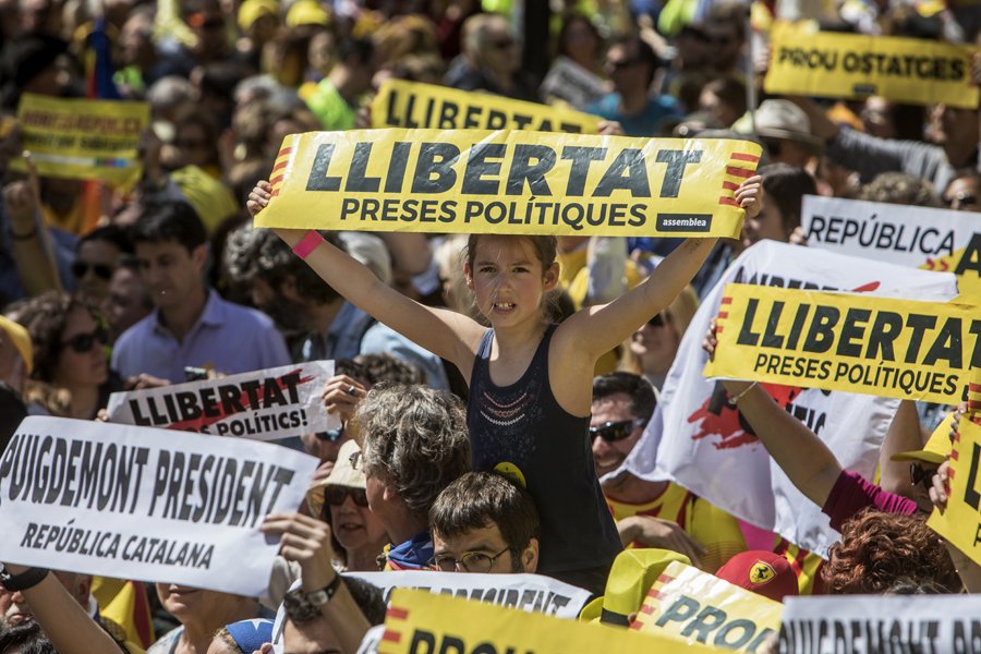 La_Directa's tweet photo. #LLIBERTATS | Deu mesos de clam groc https://t.co/lOjb0erVeA Aprofitant la manifestació d'avui a Barcelona, fem un repàs a totes les accions i convocatòries que han tingut lloc arreu des de l'octubre per reclamar la #LlibertatPresosPolitics: Per @gemma_g_fabrega i @Homestatic https://t.co/m8OWIvxhw5