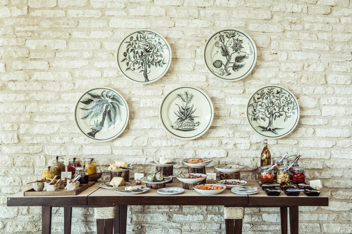 Come for the views, stay for the food! Complete your weekend with our fabulous Sunday Brunch surrounded by spectacular  Mexican nature. Locals receive a 15% discount. || #AndazMayakoba #SundayBrunch