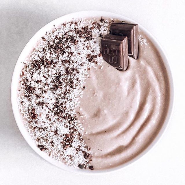 froozeo's tweet photo. 🍫Schoko-Bowl 🍫 
Ab ins Wochenende mit einem leckeren Smoothie-Bowl 😋Danke für das Bild @bycarinajung ✨
.
.
.
#froozeo #superfood #healthyfood #smoothie #smoothiebowl https://t.co/ZsBQCYOcHD https://t.co/bkhZpNyxwq