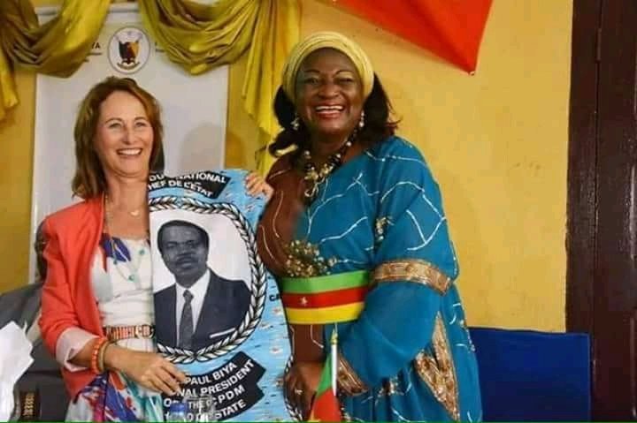 CRTV_web's tweet photo. Née vers Dakar, @segoleneroyale visite souvent le continent. Cette semaine, elle a été au Cameroun, invitée par Célestine Ketcha Courtes, maire de #Bangangté. Cette dernière a offert le pagne de l'organisation des femmes du @cpdm_rdpc, l'#OFRDPC à l'ancienne ministre française https://t.co/fNhfKKSIvo