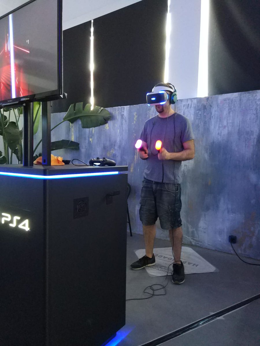 Azlelor's tweet photo. Con esta elegancia y saber estar hemos disfrutado del evento #IdentityCorpPSVR gracias a la hospitalidad de @PlayStationES y disfrutando de las sorpresas de vr que nos tenían preparadas. https://t.co/8cCBiwU37I