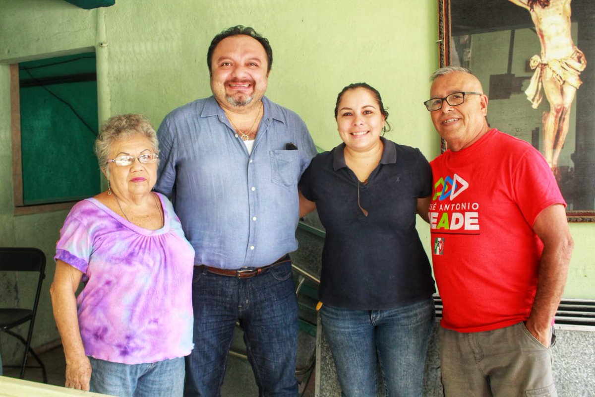 FTorresRivas's tweet photo. Seguimos cumpliendo el compromiso de permanecer cercano a ustedes. Un gusto poder saludar a nuestros amigos de la colonia Azcorra y el Centro de la ciudad. #SeguimosTrabajando https://t.co/7BNP1O1BUs
