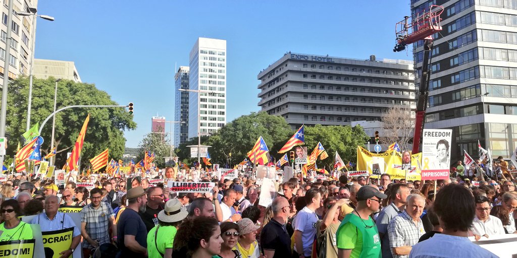 cupnacional's tweet photo. #14J | Avui seguim defensant l'exercici del dret a l'autodeterminació i l'alliberament dels presos i preses polítiques i el retorn de les exiliades, sense condicions #UsVolemACasa #LlibertatPresesPolítiques https://t.co/HEioseWGlK